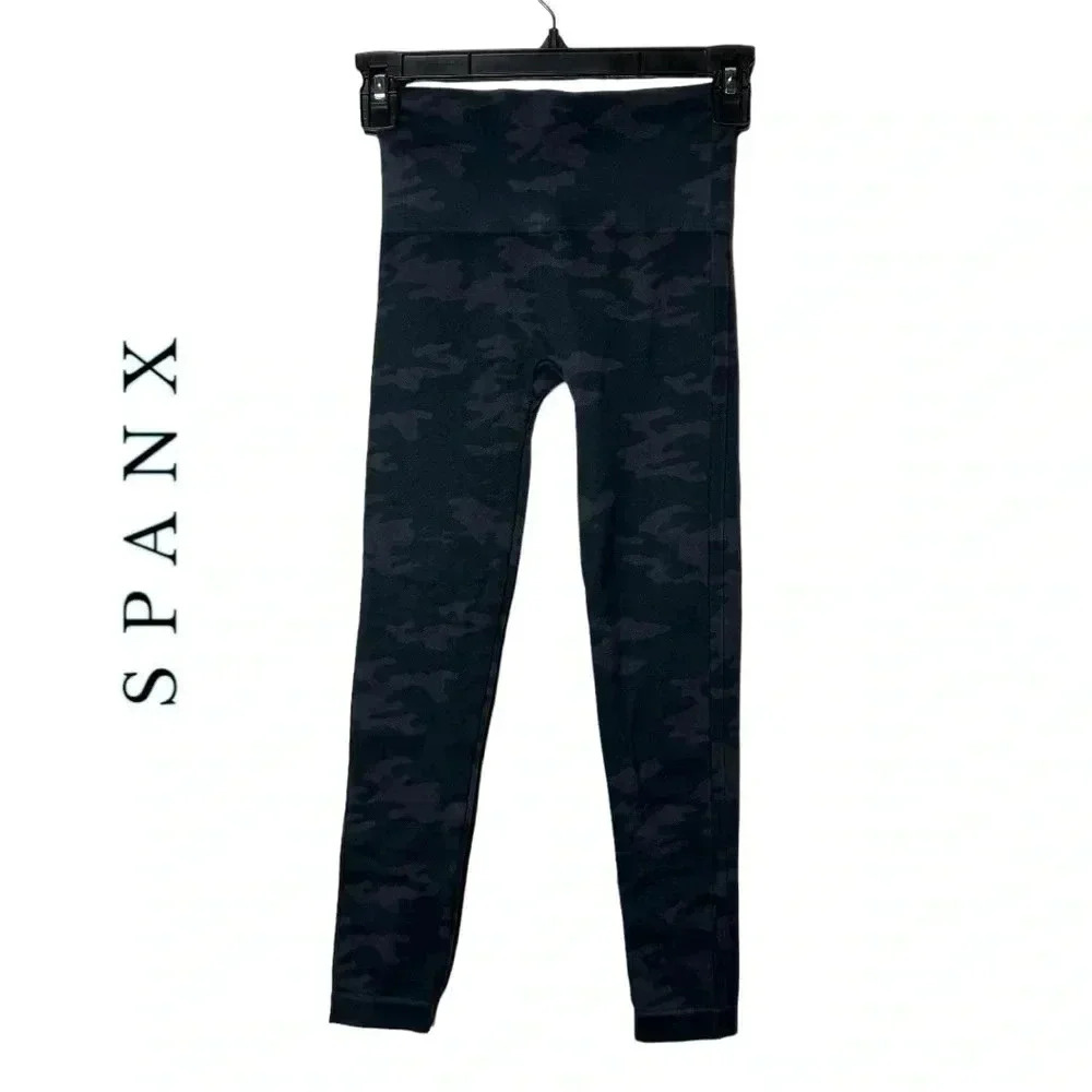 1708. SPANX CAMO SEAMLESS LEGGINGS SIZE XSMALL 7/8 LENGTH‎ BLACK/GRAY IN COLOR